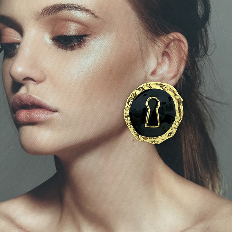 Exaggerated Black Enameled All - Vintage Collectible Jewelry recensione e prezzo